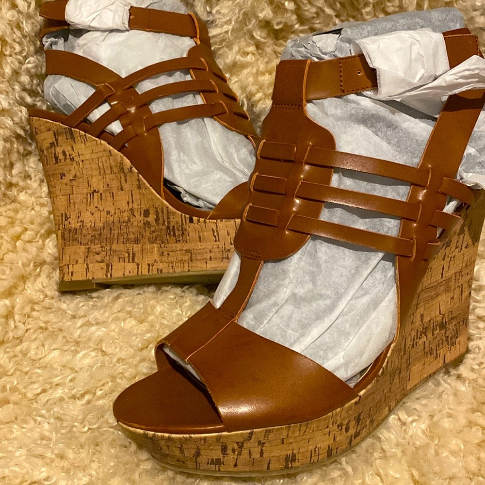 Wedge 4.5 inch Hill. Never worn.